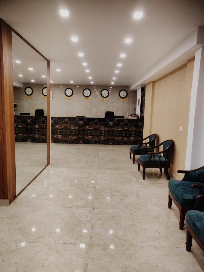 Mpsroyalsuites Perintalmanna Exterior foto
